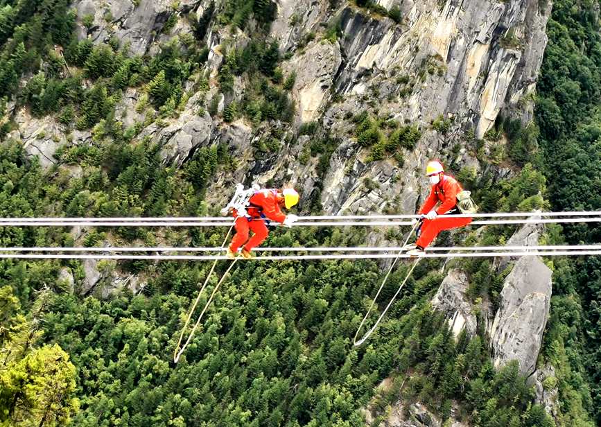 9月15日，電力檢修人員開(kāi)展左波線米堆冰川段導(dǎo)線扭絞處理走線作業(yè)。旦尼攝