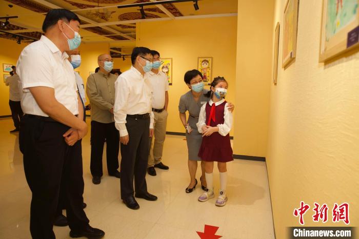 圖為與會嘉賓與入選畫作的“小作者”們一同觀展?！≈袊貙W研究中心供圖