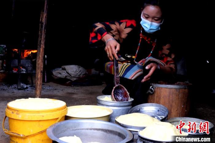圖為牧民正在制作酥油。　日喀則文聯(lián)供圖