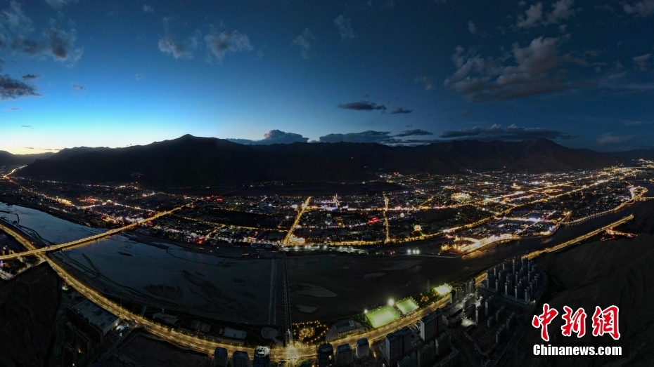 資料圖為2020年6月10日，拉薩城市入夜，燈光點(diǎn)亮高原古城夜色。（無(wú)人機(jī)畫(huà)面） <a target='_blank' href='/'><p  align=