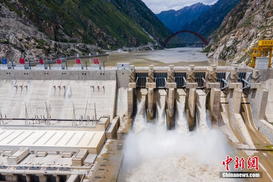 資料圖為2021年8月7日，西藏山南雅魯藏布江上的藏木水電站。（無(wú)人機(jī)畫(huà)面） <a target='_blank' href='/'><p  align=