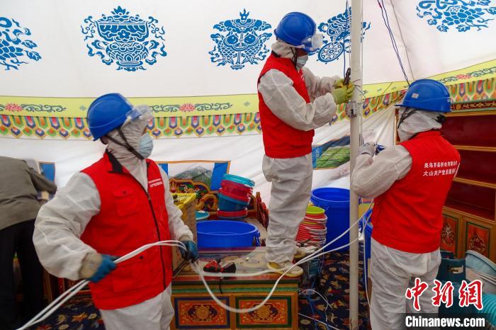 圖為西藏類烏齊縣供電部門為臨時隔離點50頂帳篷進行用電接入?！÷逅傻侵?攝