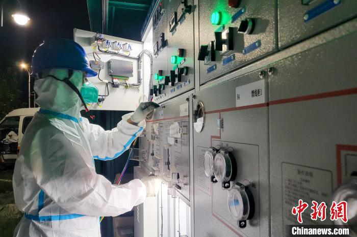 西藏電力部門順利完成方艙醫(yī)院供電設備安全可靠接入?！⊥醮箫w 攝