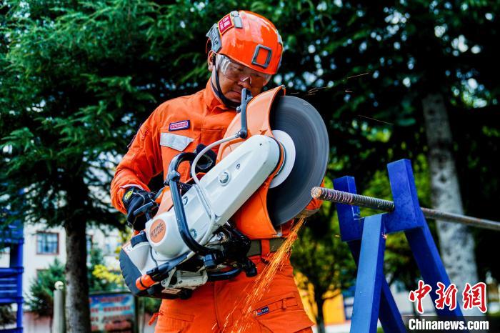 西藏林芝森林消防年度綜合救援技能大練兵活動(dòng)現(xiàn)場(chǎng)?！『罱?攝