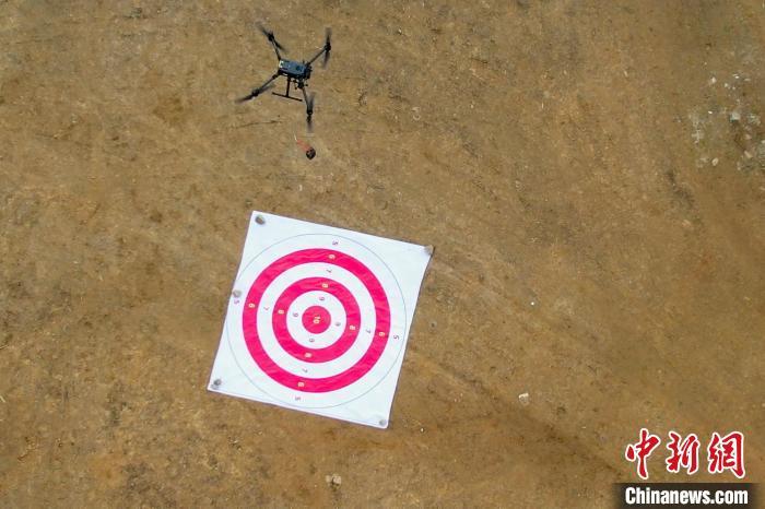 圖為消防員利用無(wú)人機(jī)空投滅火彈?！钣例?攝