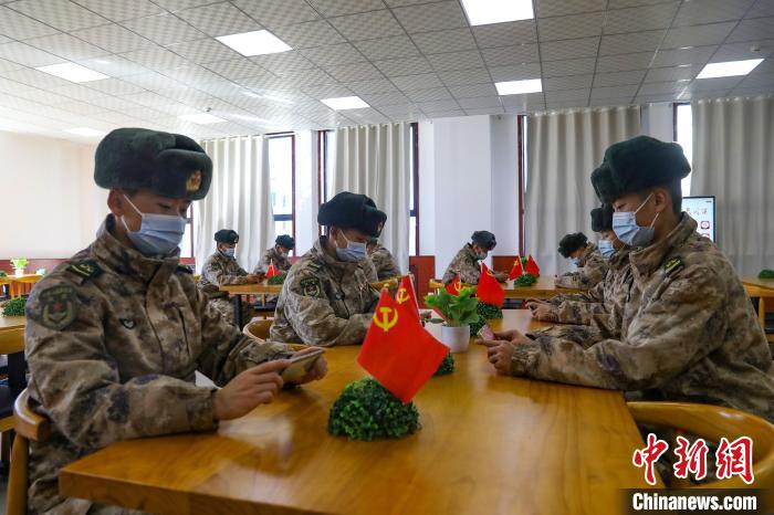 圖為阿里軍分區(qū)某邊防團組織官兵通過手機收聽收看二十大開幕盛況。　劉曉東供圖