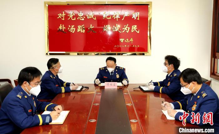 圖為西藏森林消防總隊在二十大開幕會結(jié)束后組織學習討論?！∥鞑厣窒揽傟牴﹫D