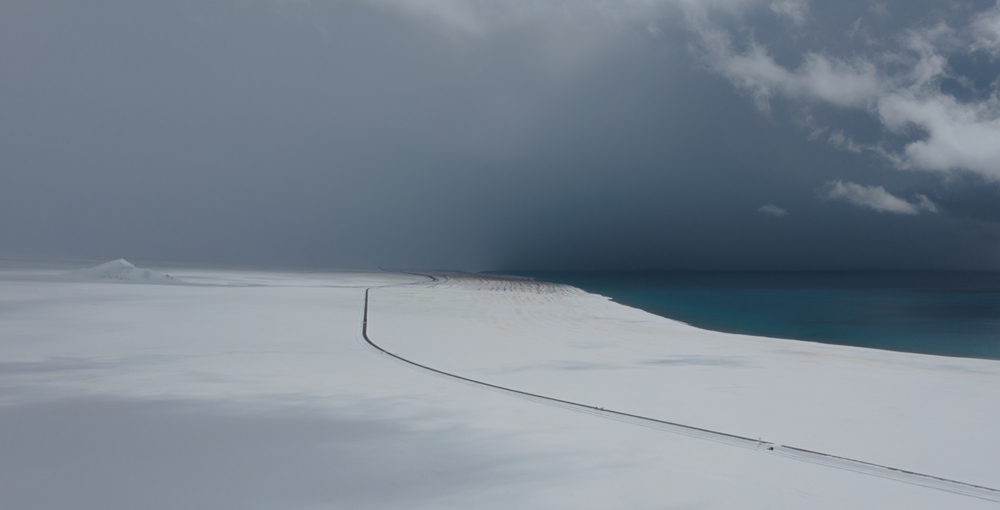 西藏阿里地區(qū)改則縣迎來初雪，銀裝素裹，美如畫卷。