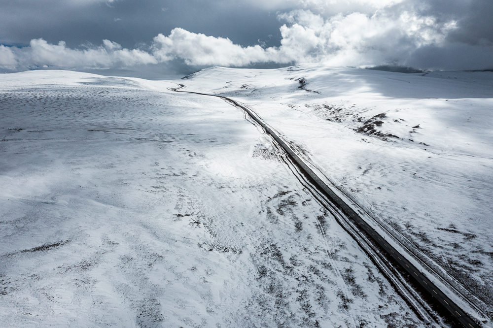 西藏阿里地區(qū)改則縣迎來初雪，銀裝素裹，美如畫卷。