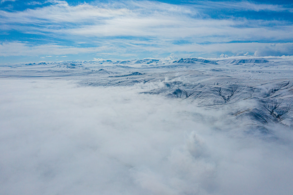 西藏阿里地區(qū)改則縣迎來初雪，銀裝素裹，美如畫卷。