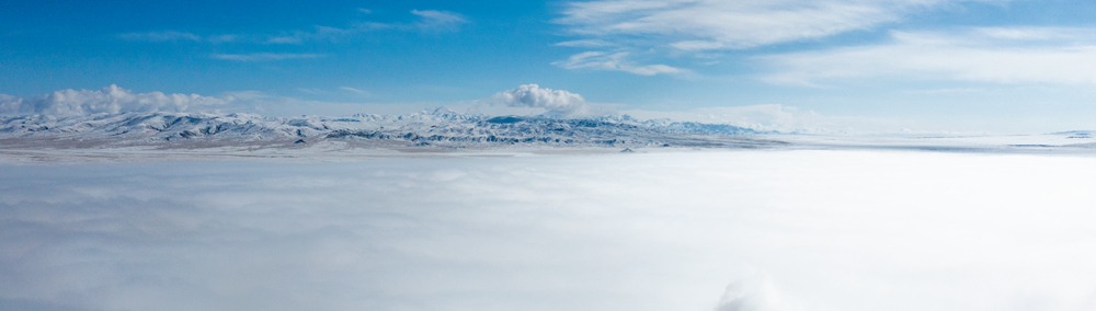 西藏阿里地區(qū)改則縣迎來初雪，銀裝素裹，美如畫卷。