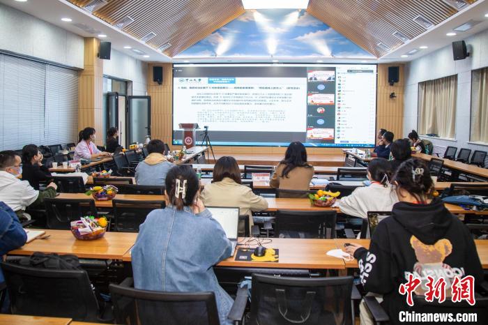 圖為論壇會議現(xiàn)場?！⊥瑬|放 攝