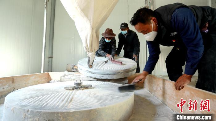 圖為合作社負(fù)責(zé)人完成糌粑加工后清掃水磨設(shè)施。　嘉黎縣融媒體中心供圖