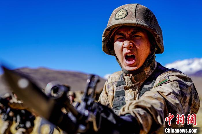 官兵正在進(jìn)行刺殺操訓(xùn)練?！∥鞑厣侥宪姺謪^(qū)某團(tuán)供圖