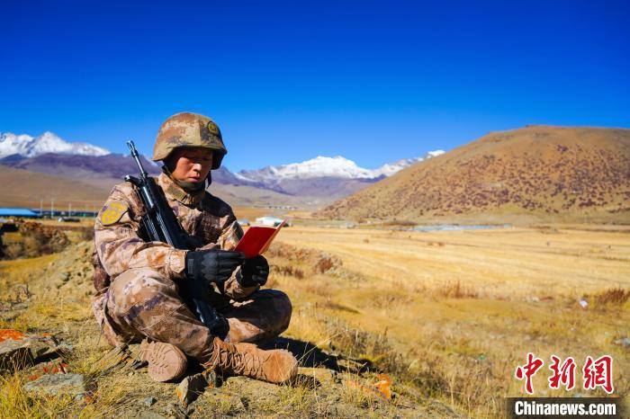 戰(zhàn)士正在品讀該團(tuán)制作下發(fā)的二十大報(bào)告內(nèi)容匯編“口袋書” ?！∥鞑厣侥宪姺謪^(qū)某團(tuán)供圖