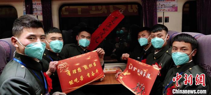 退伍老兵在退伍專列上合影留念?！∥鞑厣侥宪姺謪^(qū)某團供圖