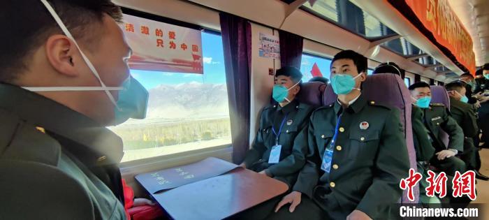 退伍老兵乘坐在退伍專列?！∥鞑厣侥宪姺謪^(qū)某團供圖