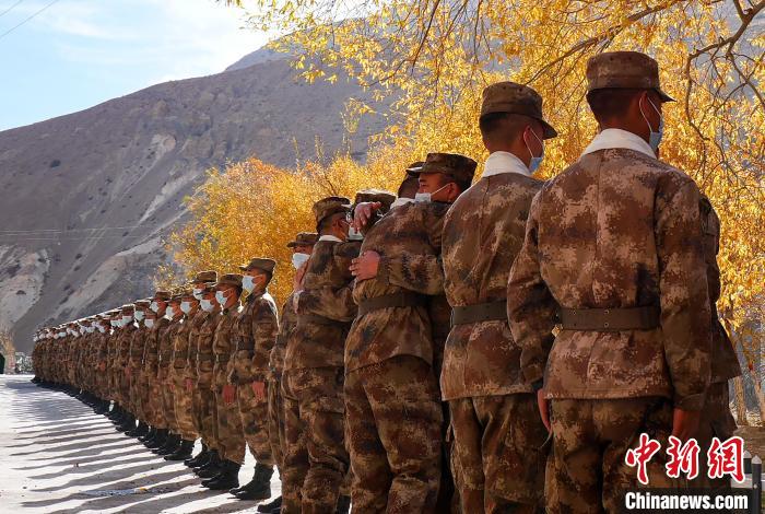 圖為什布奇邊防連退伍老兵與戰(zhàn)友相擁而泣，依依惜別?！⌒觳?攝