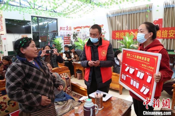 圖為瓊結(jié)縣村民參與問(wèn)答。　倫珠澤仁 攝