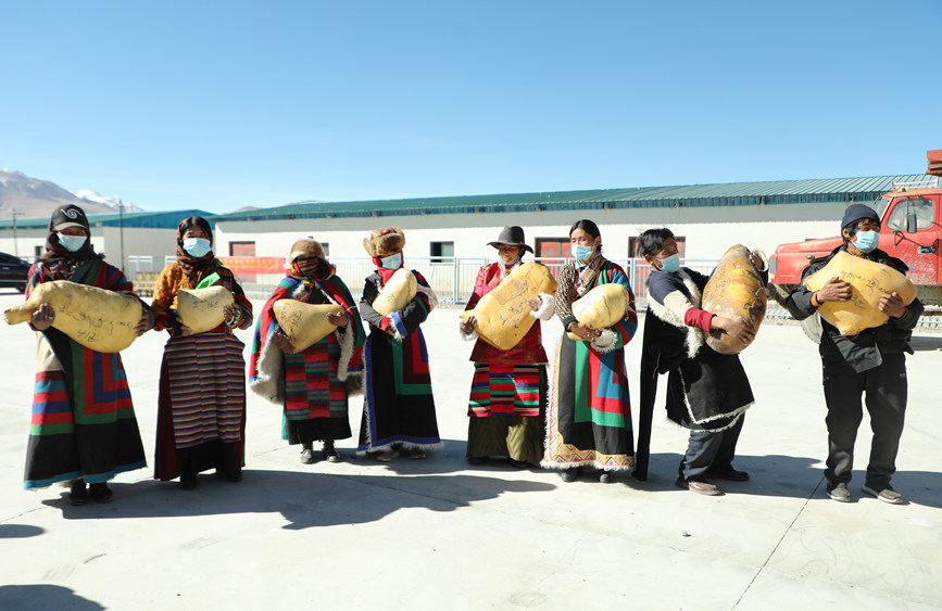 茶措村牧區(qū)改革合作社酥油分紅現(xiàn)場。索朗仁青 攝