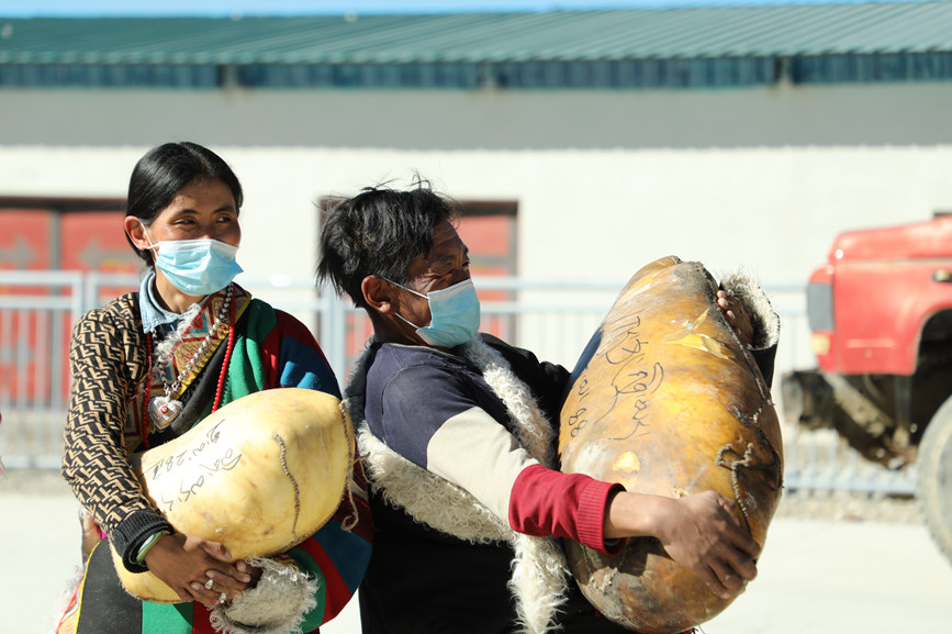 茶措村牧區(qū)改革合作社酥油分紅現(xiàn)場。索朗仁青 攝