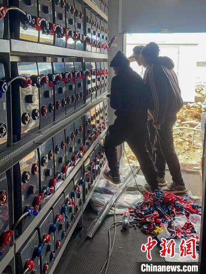 圖為微電網(wǎng)系統(tǒng)安裝調(diào)試現(xiàn)場?！O寶鶴 攝