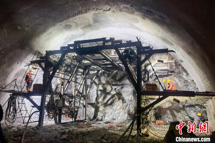 資料圖為隧道施工掘進過程中?！∥鞑刈灾螀^(qū)交通運輸廳 供圖