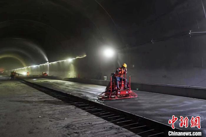 圖為隧道施工現(xiàn)場?！∥鞑刈灾螀^(qū)交通運輸廳 供圖