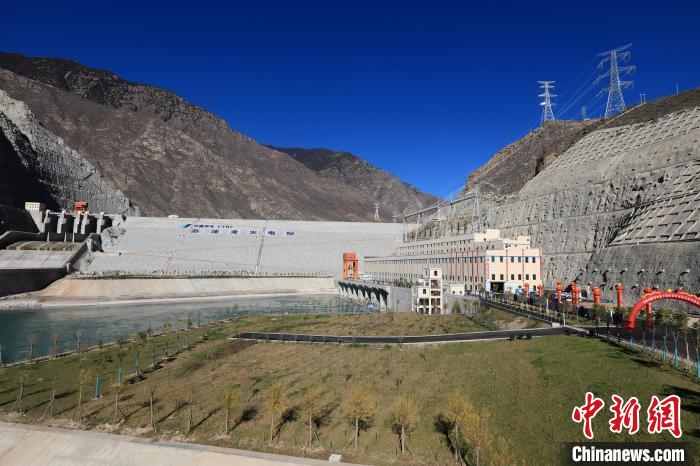 圖為金沙江上游蘇洼龍水電站?！⊥趵?攝