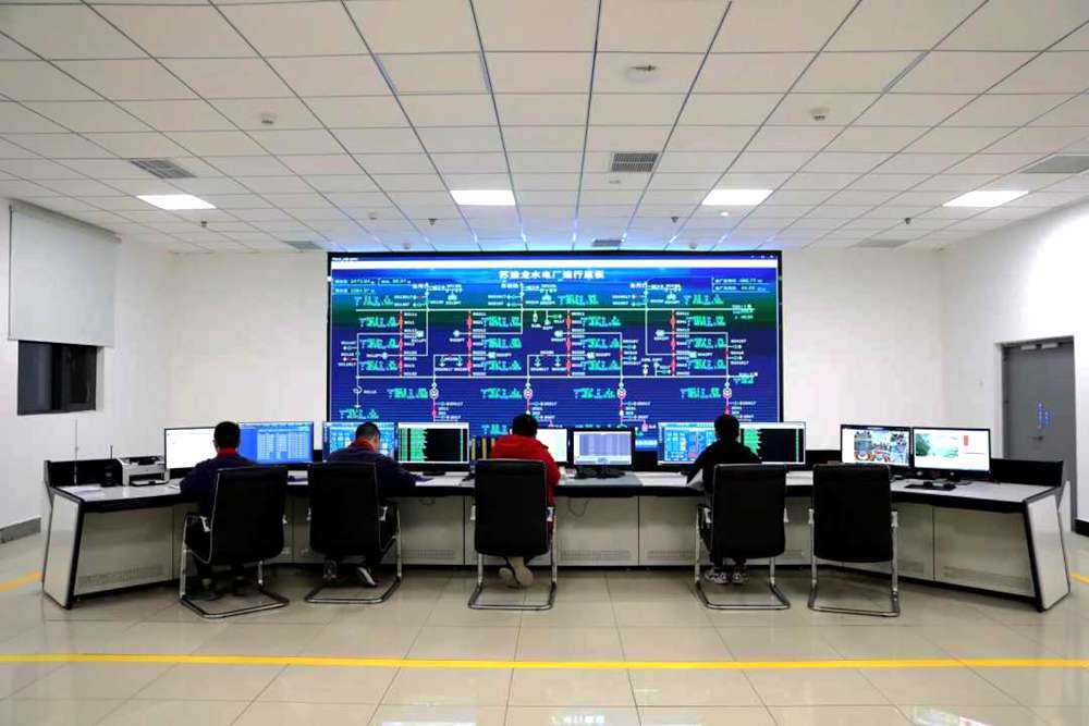 對大壩填筑碾壓進行實時全過程監(jiān)控。吳雛音 攝