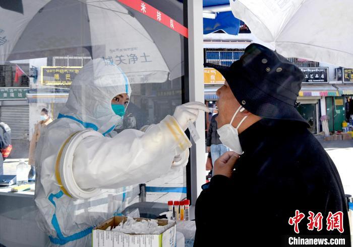 12月7日，拉薩市民正在進行核酸檢測?！±盍?攝