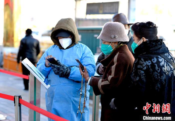 12月7日，拉薩市民掃碼進入銀行辦理業(yè)務?！±盍?攝