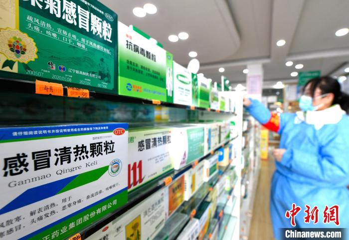 12月7日，拉薩宇拓路一藥店工作人員正在整理店內的感冒類藥品?！±盍?攝
