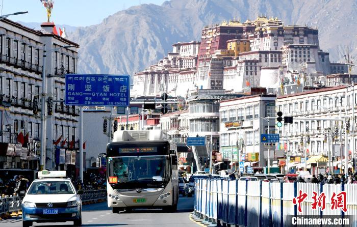 12月7日，一輛公交車從拉薩市城關區(qū)北京東路駛過?！±盍?攝