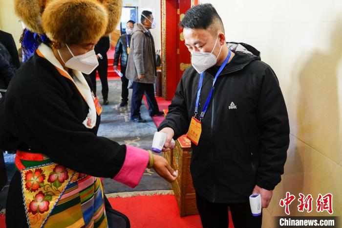 政協(xié)委員測體溫后入場?！〗w波 攝