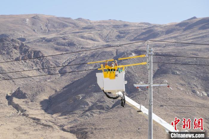 圖為11月9日，國網(wǎng)山南供電公司工作人員進(jìn)行搭火工作?！「裆?攝