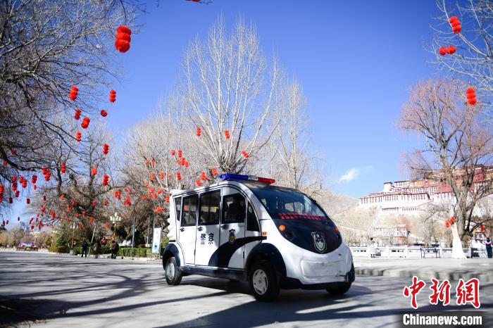 圖為1月23日，布達(dá)拉宮廣場(chǎng)派出所民警正在巡邏?！∝暩聛硭?攝