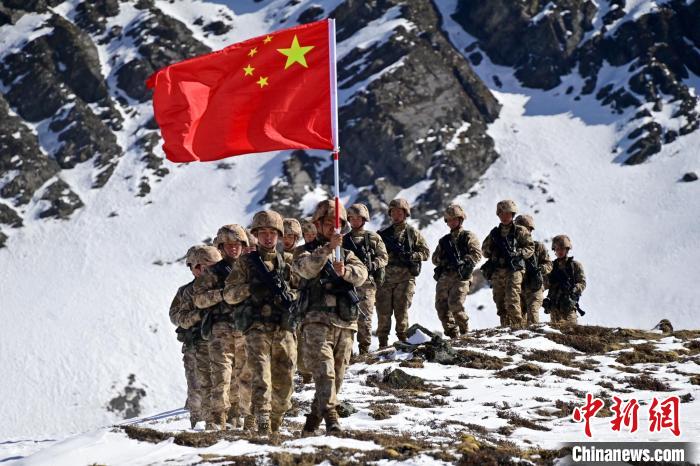 官兵們?cè)谘策呁局??！≡裢?攝