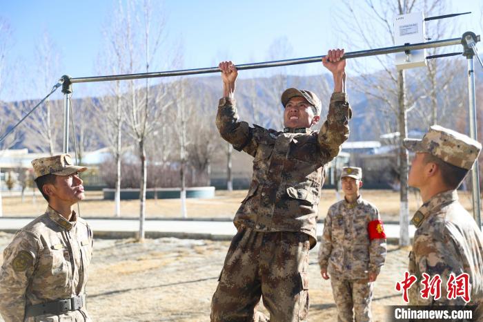 單杠引體向上現(xiàn)場，選手竭盡全力突破自我?！敲衫?攝