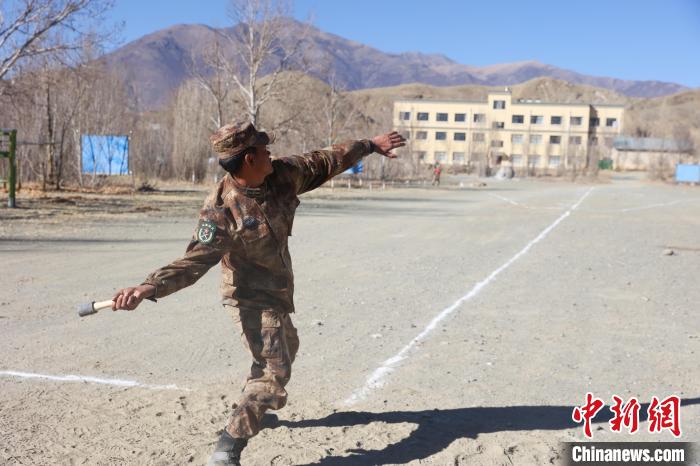 手榴彈投遠(yuǎn)比武競賽現(xiàn)場?！敲衫?攝