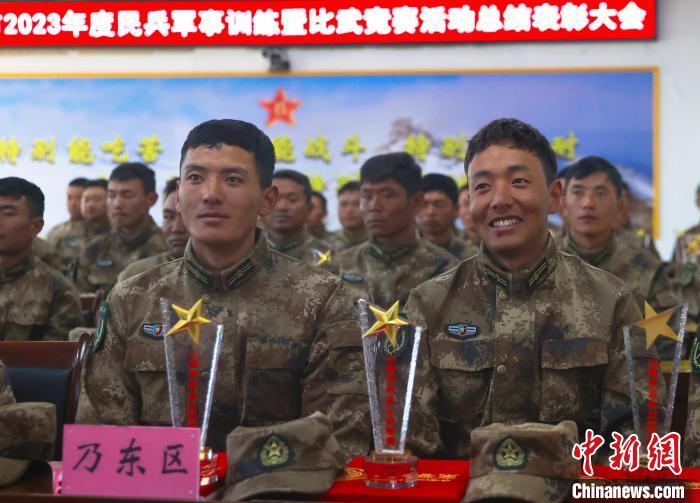 表彰大會上，獲獎選手開心瞬間?！敲衫?攝