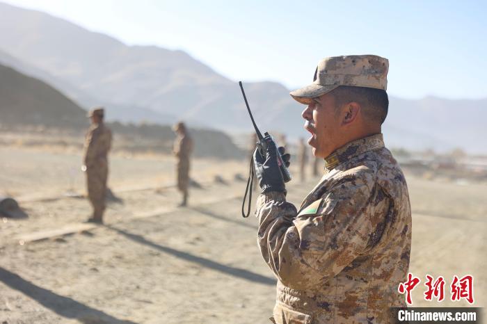 裁判員羅布次仁下達(dá)“臥姿裝子彈”口令。　吳蒙昆 攝