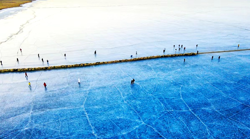 航拍冰上轉(zhuǎn)場。 張虎攝