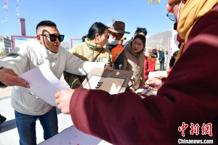 圖為展銷(xiāo)會(huì)現(xiàn)場(chǎng)?！∝暩聛?lái)松 攝