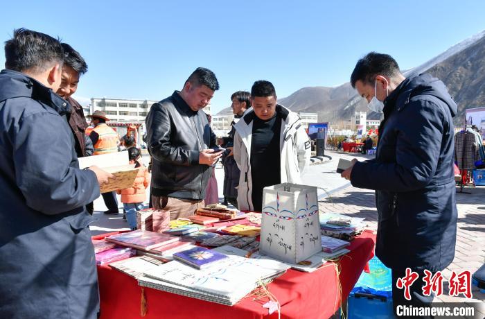 圖為展銷(xiāo)會(huì)現(xiàn)場(chǎng)。　貢嘎來(lái)松 攝