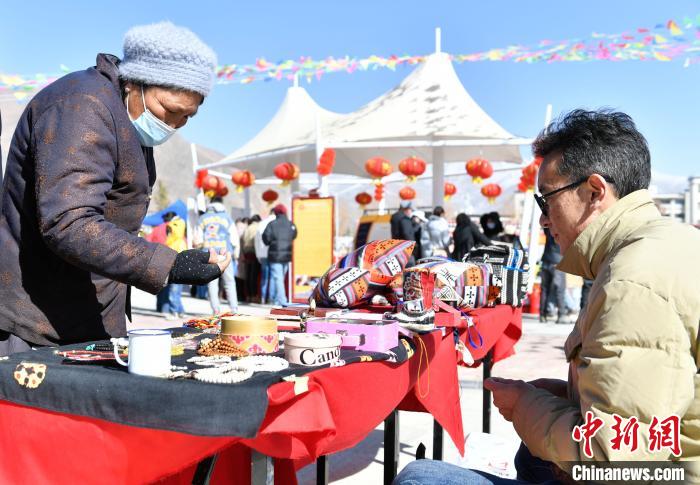 圖為展銷(xiāo)會(huì)現(xiàn)場(chǎng)?！∝暩聛?lái)松 攝