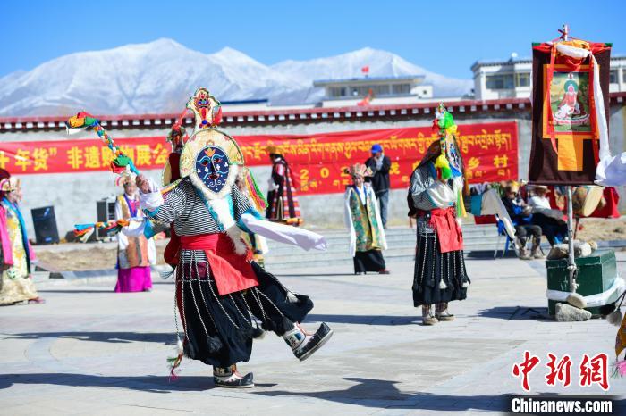圖為藏戲非遺展演現(xiàn)場(chǎng)?！∝暩聛?lái)松 攝