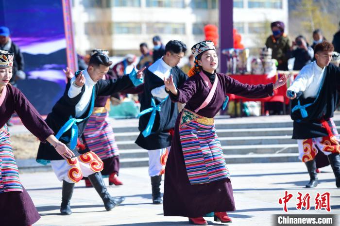 圖為藝術(shù)團(tuán)表演“扎西果諧”?！∝暩聛?lái)松 攝