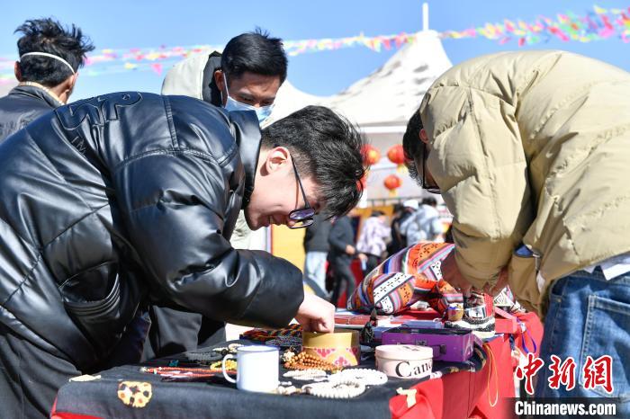 圖為展銷(xiāo)會(huì)現(xiàn)場(chǎng)。　貢嘎來(lái)松 攝