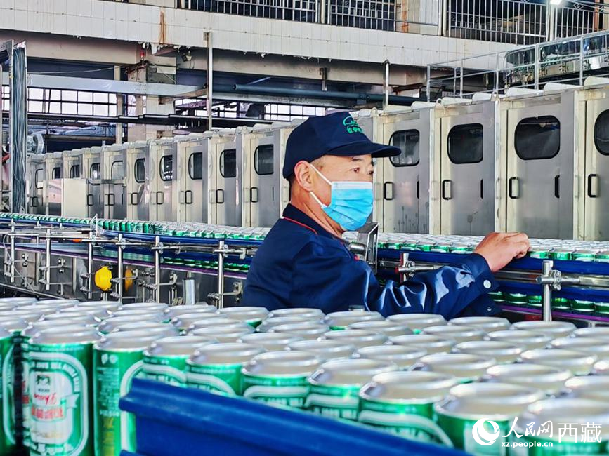 技術(shù)人員在生產(chǎn)線上檢查產(chǎn)品。人民網(wǎng) 李海霞攝